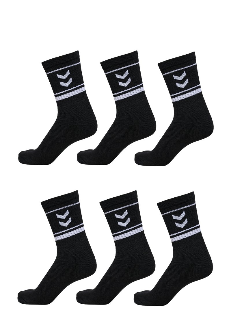 Schwarze Baumwollsocken mit einem gerippten Bündchen, die weiße Zickzackmuster und Streifen aufweisen. Sechserpack Socken, angeordnet in zwei Reihen.