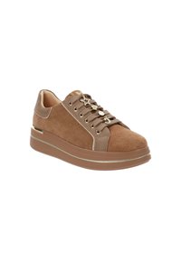 Sneaker in suede marrone con finitura texture, caratterizzati da accenti metallici, punta arrotondata e suola piatta e imbottita per il comfort.
