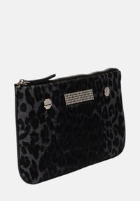 Zwarte luipaardprint clutch gemaakt van glanzend materiaal, met een ritsluiting, zilveren hardware accenten en een rij van rhinestones aan de voorkant.
