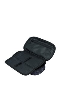 Pouch nera con zip, dotata di una tasca interna e anelli elastici. Esterno caratterizzato da un motivo geometrico in bianco e nero. Tessuto testurizzato.