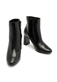 Czarne botki za kostkę wykonane z błyszczącej skóry, z kwadratowym obcasem, spiczastym noskiem i bocznym zamkiem błyskawicznym. Gładka faktura bez widocznych wzorów czy akcentów.