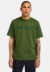 Timberland SHORT SLEEVE - Triko s potiskem - black forest green