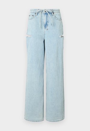 Jeans de ganga de perna larga em azul claro com cordão na cintura, apresentando dois rasgos nos joelhos e uma bainha limpa. Textura suave com um ajuste descontraído.