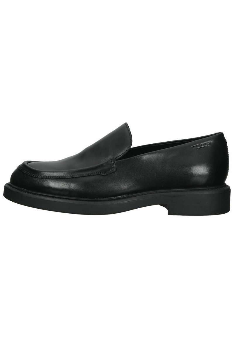 Mocassin en cuir noir sans lacets avec bout arrondi et petit talon, design élégant et finition lisse, vue latérale sur fond blanc.