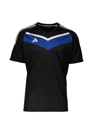 Sort kortærmet sportstrøje med blå og hvid chevron-design og hvidt Adidas-logo på brystet med tre hvide striber på skuldrene.