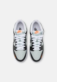 Nike Sportswear NIKE DUNK LOW UNISEX - Tenisice - black/med ash/light silver/bright mandarin/summit white/white