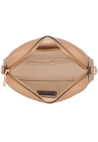 Bolso de cuero color miel con una textura suave, cierre de cremallera y herrajes en tono dorado. El interior cuenta con un forro beige y un espacio para tarjetas.