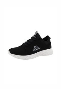 Chaussures de sport noires avec une tige en maille, semelle en caoutchouc blanche, portant le logo Kappa et des détails en bandes sur le talon, et des lacets pour un maintien sécurisé.
