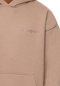 Hoodie marron avec une poche frontale, arborant un logo brodé "Dropsize" dans une couleur contrastante au-dessus du côté gauche. Texture de tissu douce.
