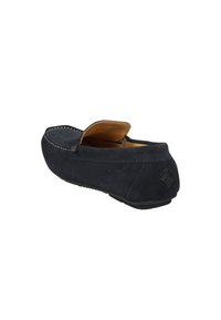 Marineblauer Wildleder-Loafer mit kontrastierendem Nähen, runder Zehenform und Gummisohle. Verfügt über einen niedrigen Absatz und ein weiches Lederinterieur.
