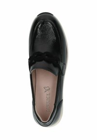 Loafer din piele patent neagră cu un finisaj texturat, având un accent împletit în partea de sus și o talpă interioară căptușită.