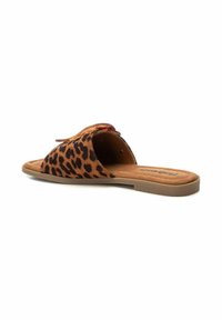 Sandalo a scivolo con stampa leopardata, realizzato in morbida suede, design con punta aperta e soletta imbottita. La suola è piatta e flessibile.