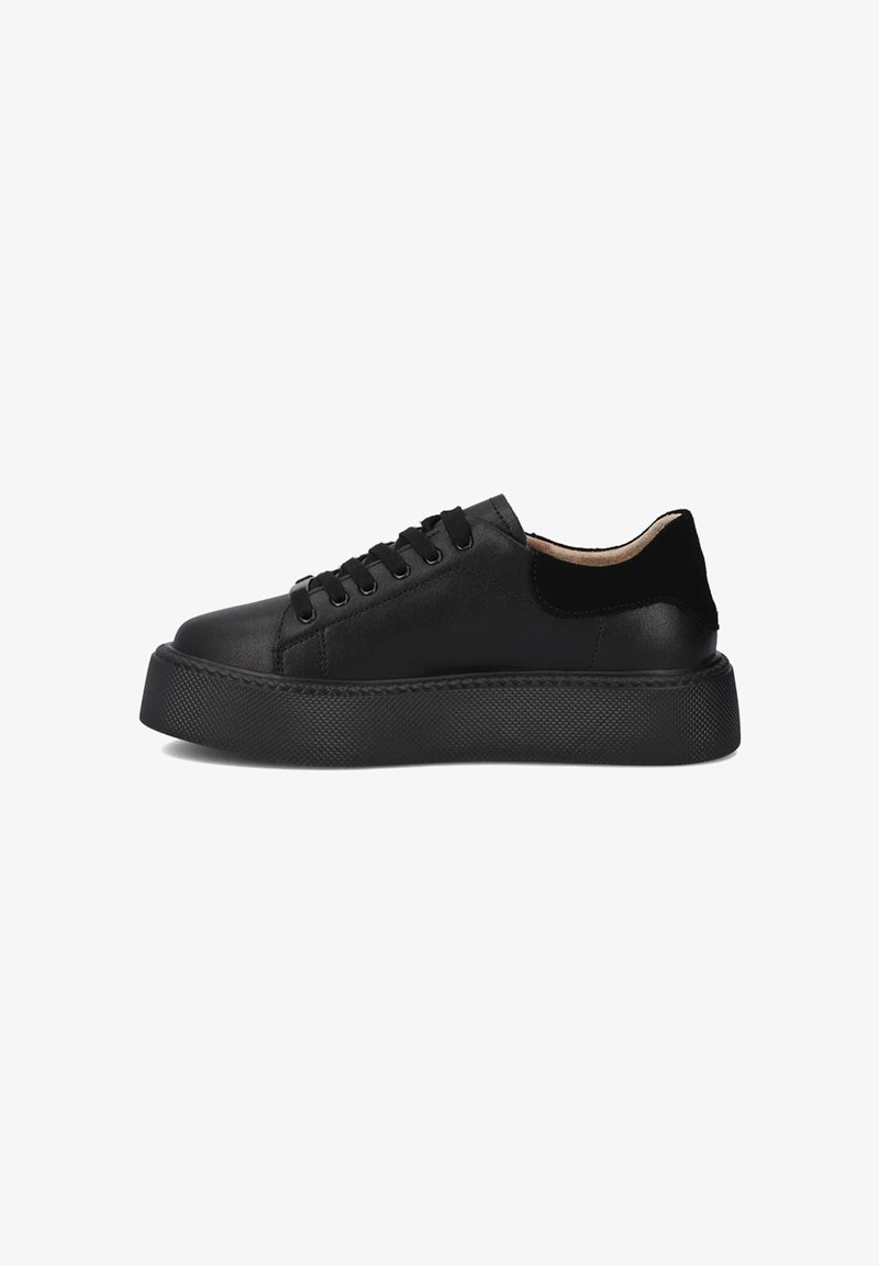 Czarne skórzane sneakersy z zaokrąglonym noskiem, płaskim związaniem, teksturowaną gumową podeszwą i subtelnym kontrastem przy pięcie. Minimalistyczny styl.