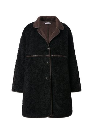 Zwarte pluchen jas met een bruine suede kraag, knoopsluiting en een gestructureerde buitenstof. Mouwen en zoom zijn iets oversized.