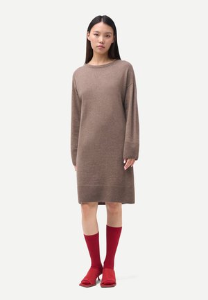 MIT RUNDHALSAUSSCHNITT - Robe pull - taupe
