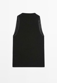 Top senza maniche nero con colletto alto, realizzato in tessuto morbido. Presenta un design semplice e linee pulite, senza motivi visibili o accessori.