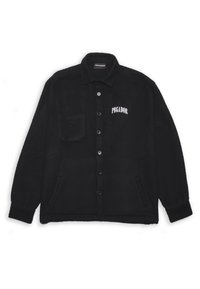 Chaqueta de botones negra de forro polar con cuello, bolsillo frontal y bolsillos laterales. Presenta "PEGADOR" bordado en blanco en el pecho.