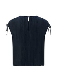 Marineblauwe geplooide blouse met korte mouwen, strikdetails op de schouders en een knoopsluiting aan de achterkant met een sleutelgatopening.
