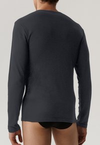 Długi rękaw w ciemnoszarym materiale, dopasowany krój, gładka tekstura, okrągły dekolt, prosty krój bez widocznych znaków towarowych lub wzorów.