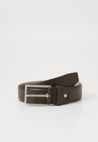 Cinturón de cuero marrón con textura suave, hebilla de metal plateado y detalle de logo. Presenta un diseño clásico con un extremo plano y redondeado.