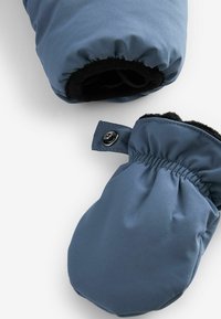 Mėlynos pirštinės, pagamintos iš minkštos, glotnios medžiagos su elastiniais rankogaliais. Turi juodą vidinį pamušalą ir spaudimo mygtuko detalę ant rankogaliai.