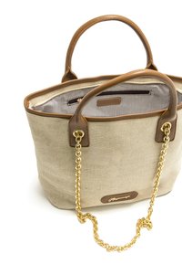 Borsa a tracolla in tessuto beige con manici in pelle marrone; presenta una tracolla a catena dorata e una fodera interna a righe. Patch con logo sul lato.