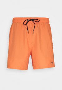 Oransje svømmebukser med elastisk livband, svart snor og logo trykk. Laget av lett materiale. Enkelt design, uten mønstre.