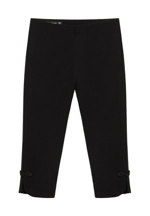 Pantalon court noir avec jambes droites et nœuds décoratifs de boutons près des fentes à la cheville de chaque côté.