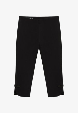 PULL&BEAR, FITTED WITH TOGGLES - CAPRIS - Short - black