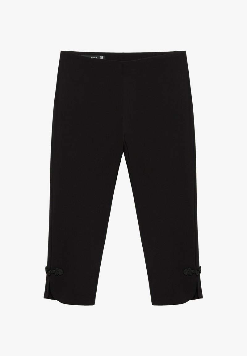 Pantalon court noir avec jambes droites et nœuds décoratifs de boutons près des fentes à la cheville de chaque côté.