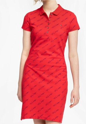 Robe polo rouge avec manches courtes et col à boutons. Elle présente un motif répétitif de logos bleu foncé sur tout le tissu.