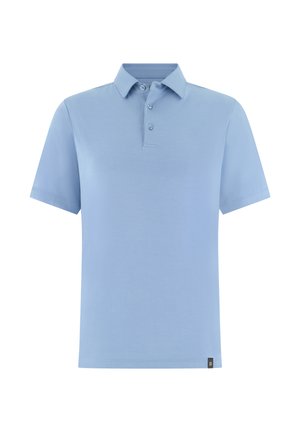 Polo bleu clair à manches courtes avec trois boutons et une petite étiquette noire en bas à droite de l'ourlet.