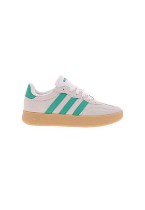 Scarpa da ginnastica Adidas beige con strisce turchesi, suola color cuoio e lacci bianchi, vista dal lato esterno.