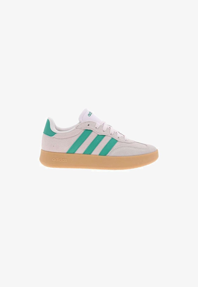 Baskets Adidas beige avec rayures turquoise, semelle beige clair et lacets blancs, vues de côté extérieur.