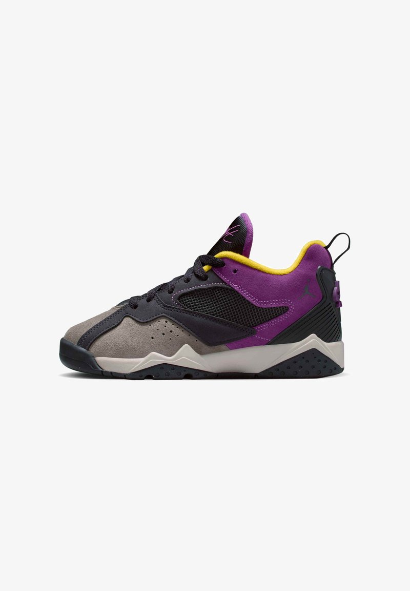 Sneaker hall gray nahkiga ülemise osa, musta võrgu aktsentidega, lilla ja kollaste aktsentidega ning tekstuurse musta kummitaldiga. Äkilised disainielemendid.