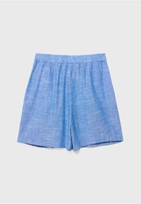 Pantaloni corti in lino azzurro chiaro con vita elastica. Presentano una vestibilità rilassata e una finitura testurizzata. Nessuna tasca o dettaglio in metallo visibile.