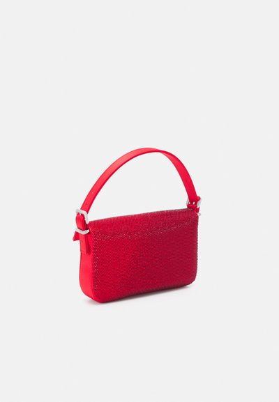 Sac à main rouge avec un extérieur texturé recouvert de petits strass, une bandoulière en cuir lisse et une fermeture zippée. Forme rectangulaire compacte.