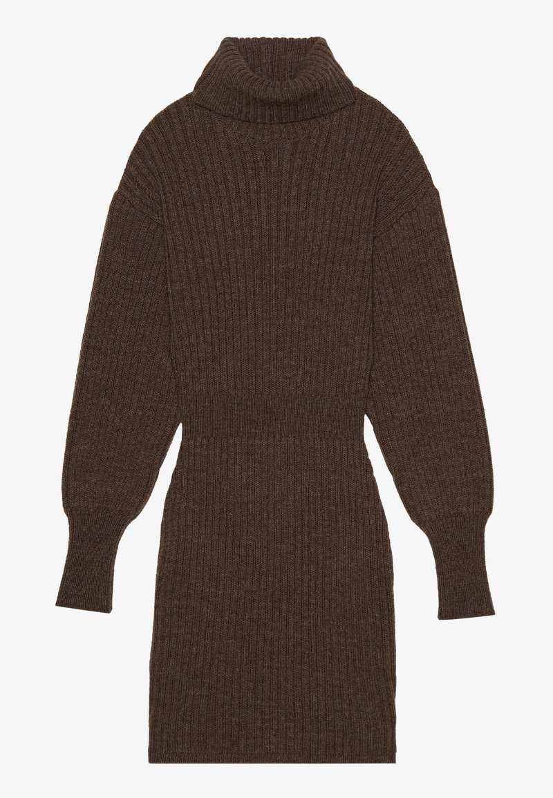 Robe pull côtelée marron avec un col montant, des manches longues et une taille ajustée. Tissu en maille texturée avec des détails subtils.