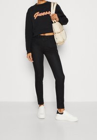 Guess Vaqueros pitillo - black denim