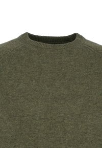 Ciemnozielony sweter dziany z okrągłym, ribbowanym dekoltem oraz rękawami typu raglan, o miękkiej fakturze i subtelnej wariacji kolorystycznej.