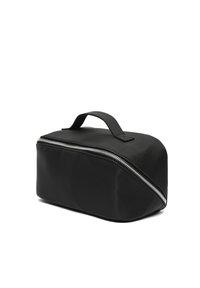 Borsa cosmetica nera in tessuto con design curvo, dotata di una cerniera argento lungo un lato e di una maniglia superiore per un facile trasporto.