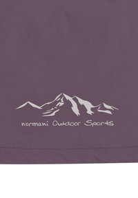 Lila Stoff mit einem Berglandschaftsdesign und dem Text "normani Outdoor Sports" in Weiß. Glatte Textur mit sichtbaren Nähten.