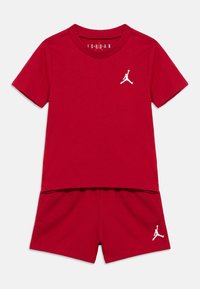 Σετ από κόκκινο βαμβακερό κοντομάνικο T-shirt και σορτς, με λευκό λογότυπο Jumpman τόσο στο πάνω όσο και στο κάτω μέρος. Απαλή υφή, άνετη εφαρμογή.