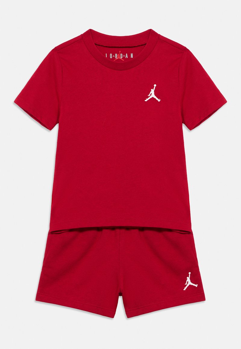 Σετ από κόκκινο βαμβακερό κοντομάνικο T-shirt και σορτς, με λευκό λογότυπο Jumpman τόσο στο πάνω όσο και στο κάτω μέρος. Απαλή υφή, άνετη εφαρμογή.