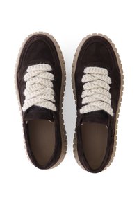 Dunkelbraune Wildledersneaker mit dicken cremefarbenen geflochtenen Schnürsenkeln, einer Gummisohle mit strukturiertem Profil und einem minimalistischen Design.