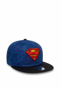 Blaues Baseballcap mit einem schwarzen Schirm, das auf der Vorderseite ein erhabenes rotes und gelbes Superman-Logo und ein gemustertes blaues Stoffdesign aufweist.