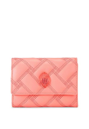 Portefeuille en cuir matelassé corail rose avec couture en motif diamant et un fermoir central en forme de coquillage sur le rabat avant.