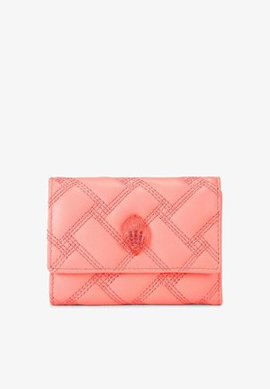 Koraalroze gewatteerde leren portemonnee met diamanten patroon stiksels en een centraal schelpvormig sluiting op de voorklep.