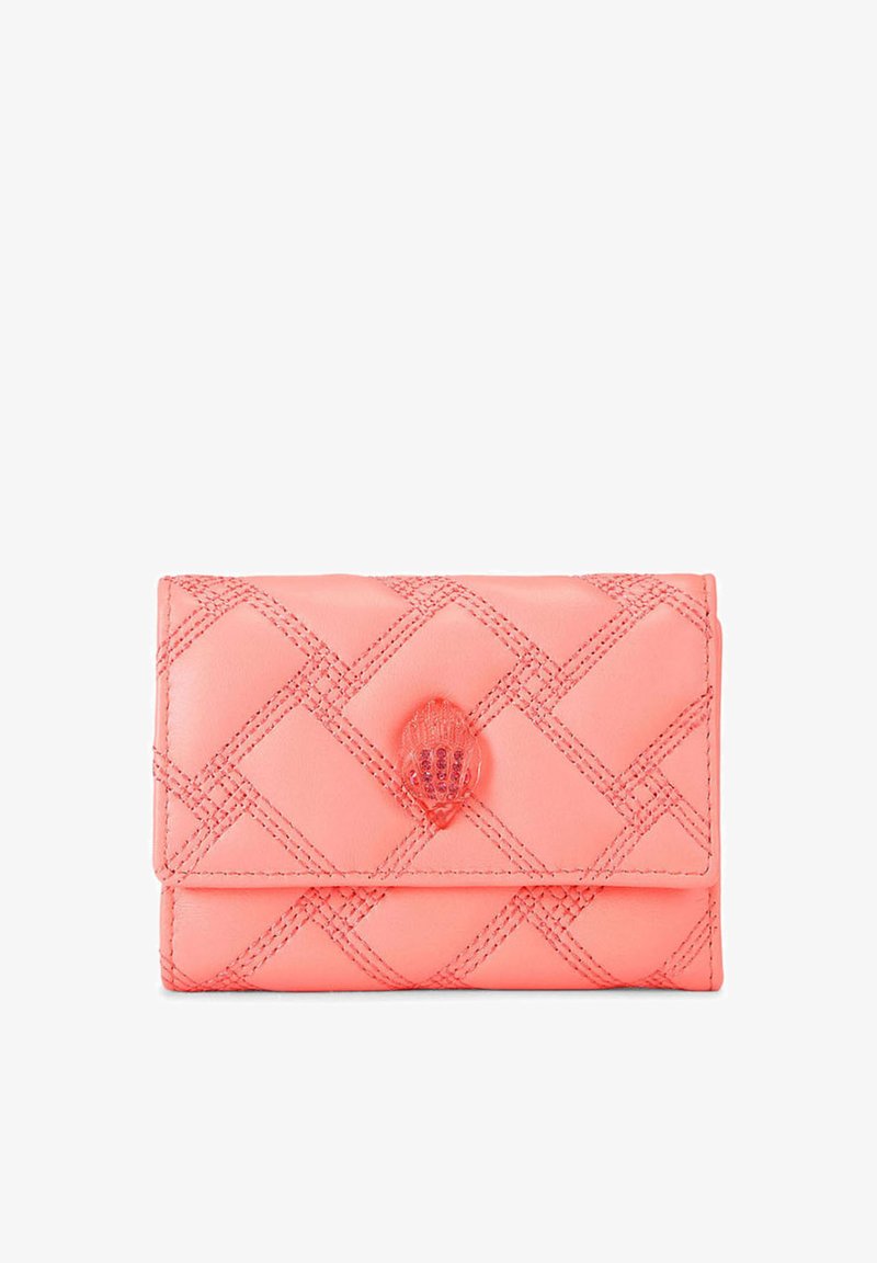 Portefeuille en cuir matelassé corail rose avec couture en motif diamant et un fermoir central en forme de coquillage sur le rabat avant.