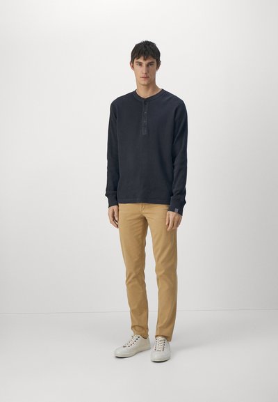 rag & bone Hlače chino - cornstalk